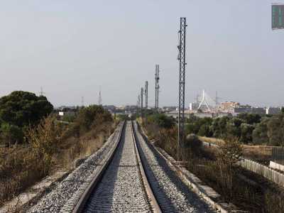 Cos� torniamo indietro ammirando la linearit� delle rotaie da noi attraversate fino a questo momento. E tra campi abbandonati e coltivati osserviamo in lontananza il nuovo ponte Adriatico